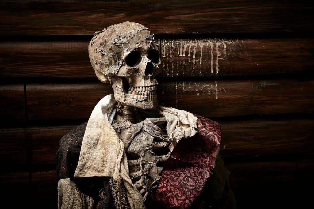 Edinburgh Escape Room A half-dressed skeleton ready to play a puzzling game.