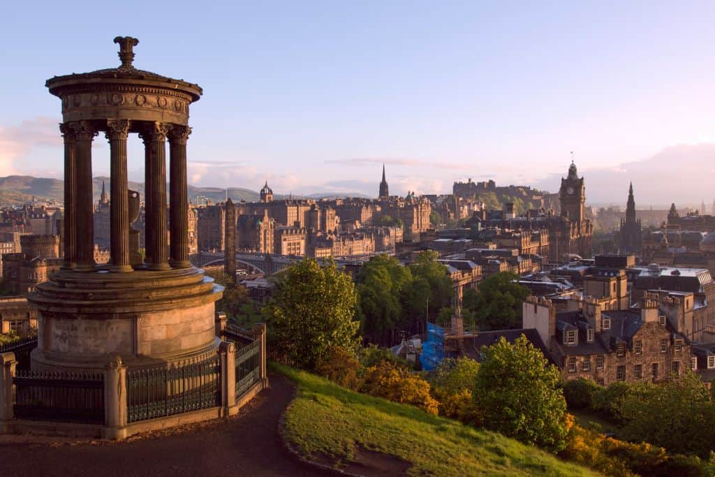 Famous-Streets-in-Edinburgh A skyline view of Edinburgh at twilight. Edinburgh Castle is seen in the distance.
