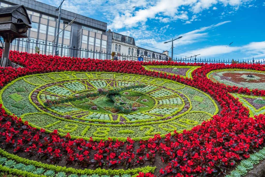 Famous-Streets-in-Edinburgh A beautiful flower clock created in the gardens of Princes street, one of the most beautiful streets in Edinburgh.